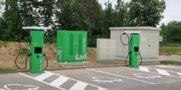 Trakuose – dvi naujos itin greito elektromobilių įkrovimo stotelės