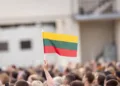 Patriotai per prievartą: siūlo 10 kartų didinti baudas už vėliavos neiškėlimą valstybės švenčių dienomis